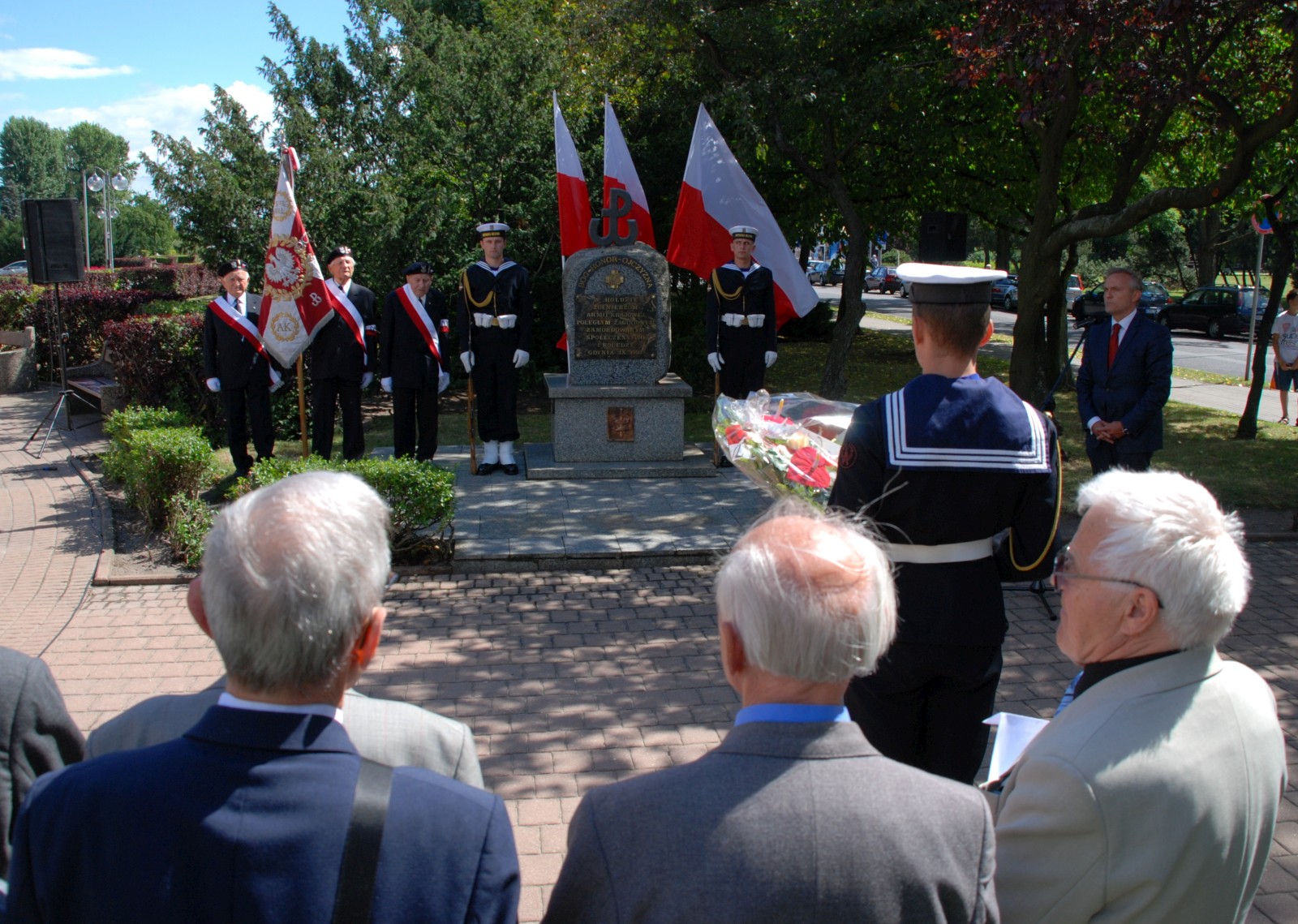 Uroczystości pod pomnikiem upamiętniającym żołnierzy AK